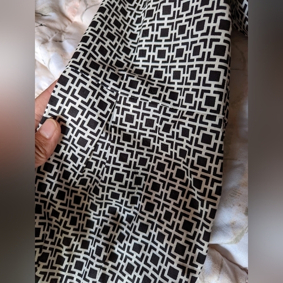 CHAPTER ONE Geometric black and white trench coat - Picture 6 of 8